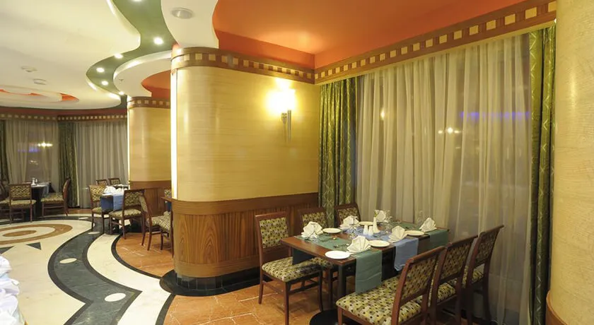  Leader Al Muna Kareem/Similar