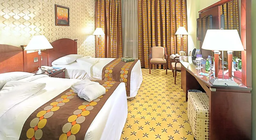  Leader Al Muna Kareem/Similar